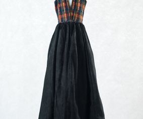 Livkjol med svart kjol av tunt jacquardvävt ylle. Malung.